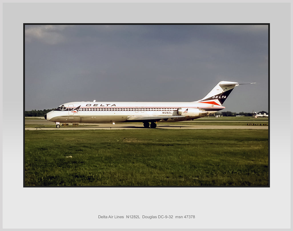 Delta Air Lines DC-9 Color Photograph (C089LGJS11X14)