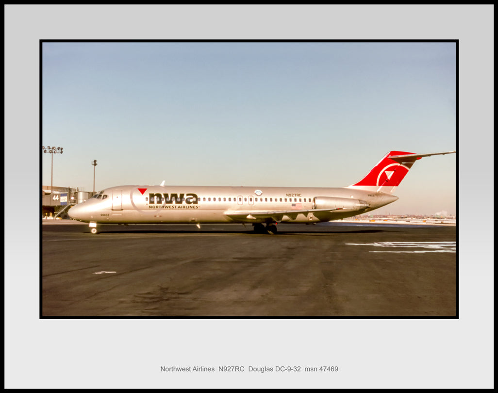 Northwest Airlines Douglas DC-9-32 Color Photograph (C145LGAS11X14)