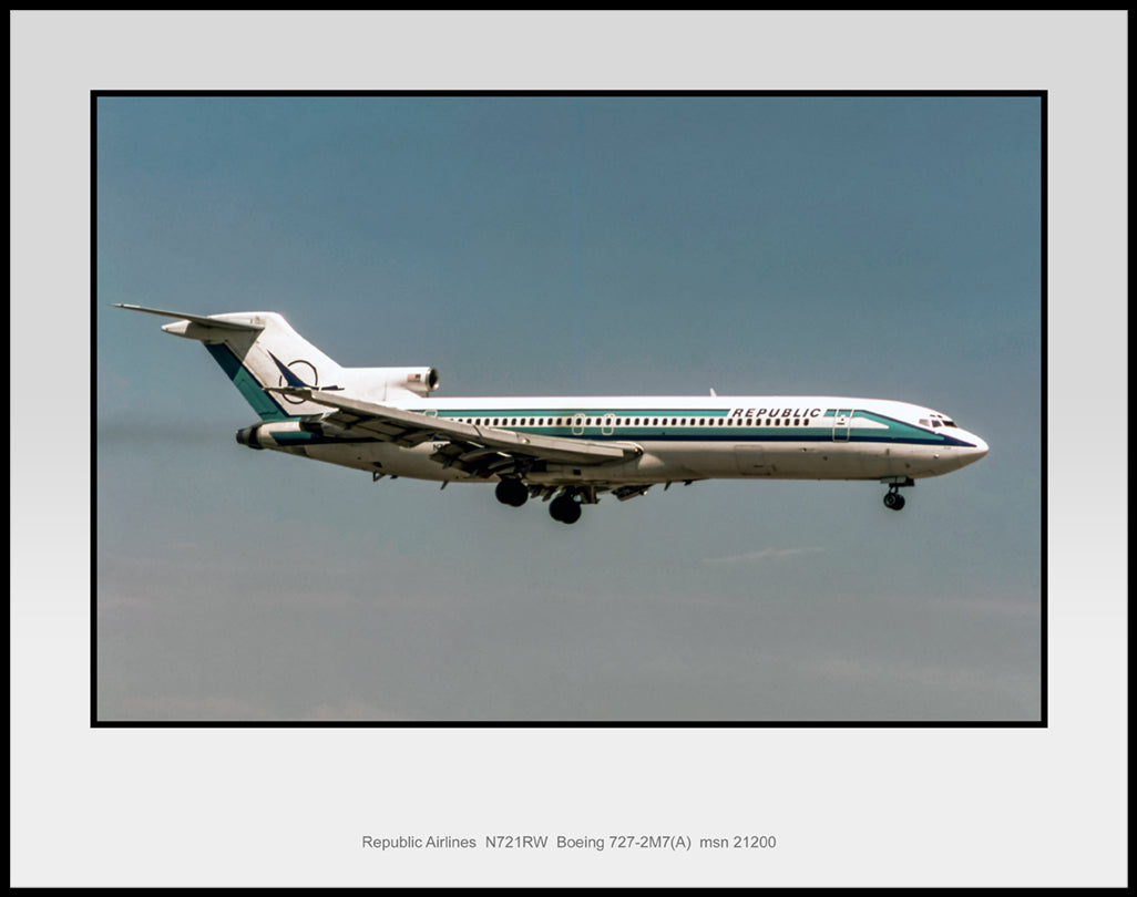 Republic Airlines Boeing 727-2M7(A) 11" x 14" Color Photograph (I249RAAS11X14)
