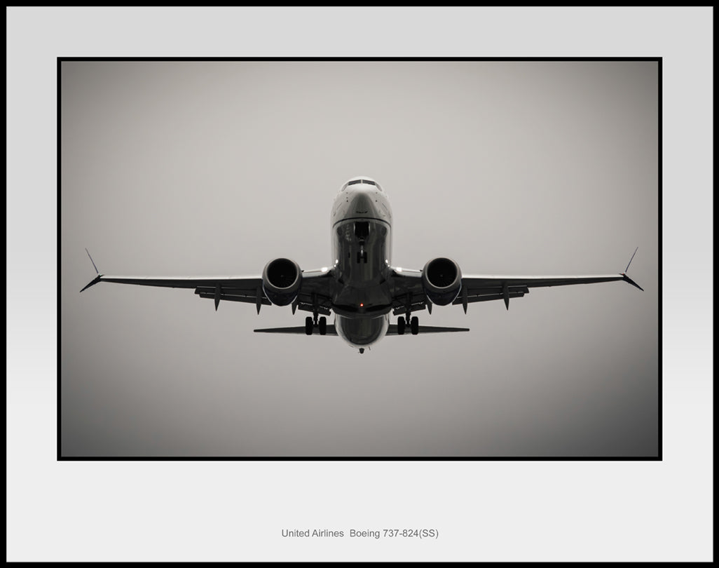 United Airlines Airbus Boeing 737-824 11" x 14" Color Photograph (UU154LAJM11X14)