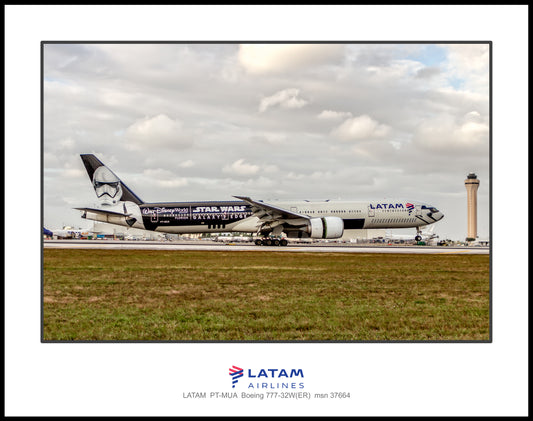 LATAM Airlines Star Wars Boeing 777-32W(ER) Color Photograph (PP056RGJM11X14)