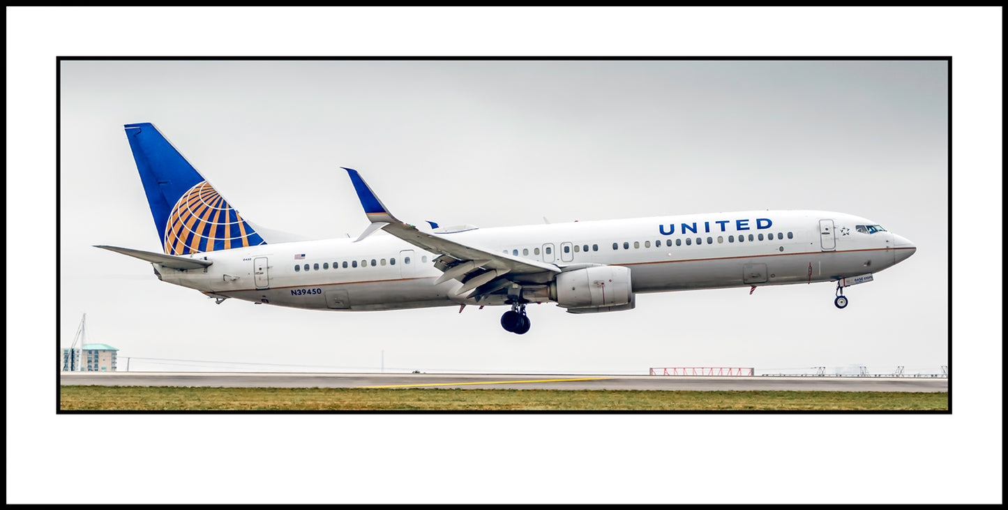 United Airlines Boeing 737-900 Color Photograph (APPM10124)