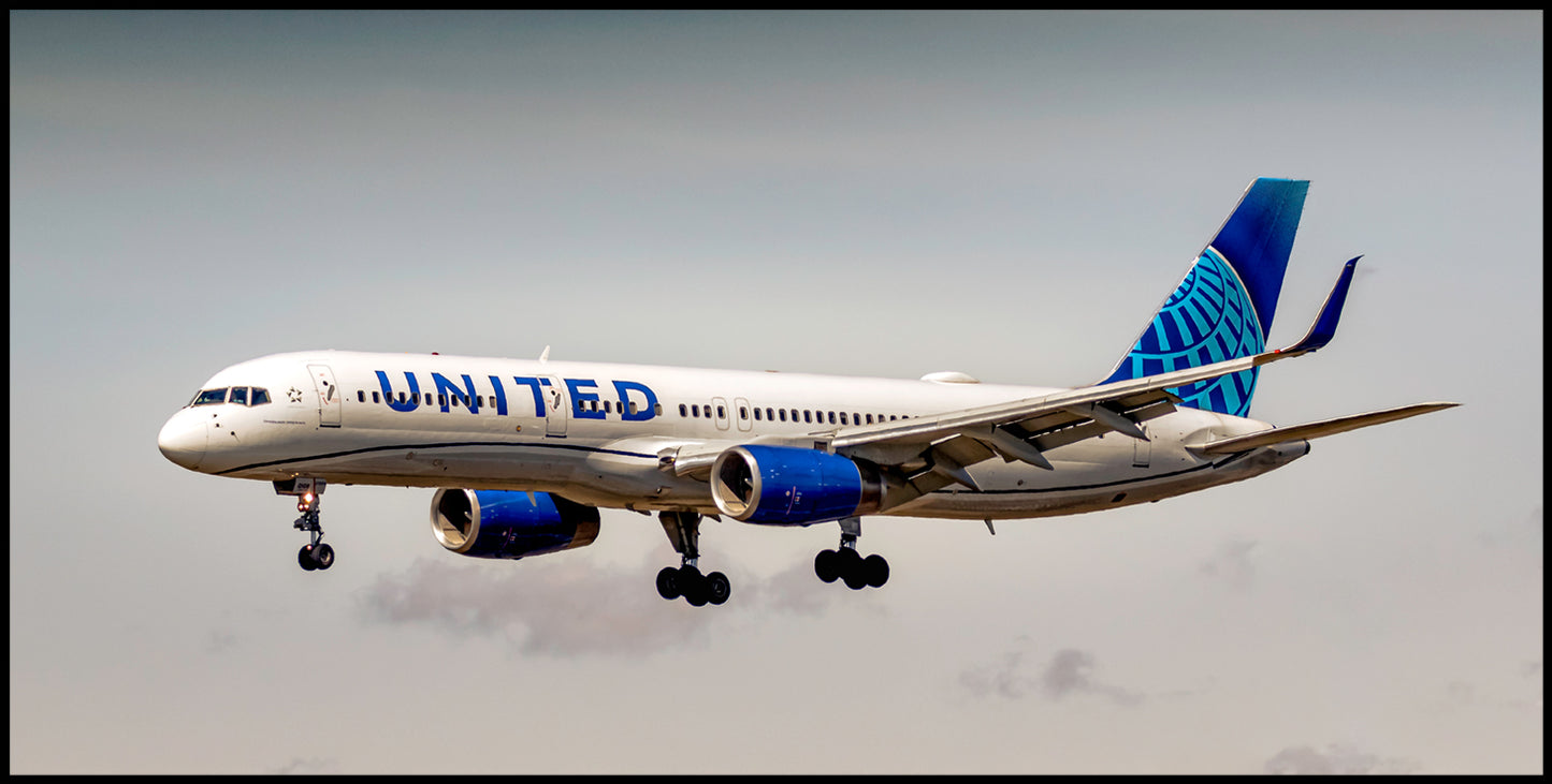 United Airlines Boeing 757-224(WL) Color Photograph (APPM10136)