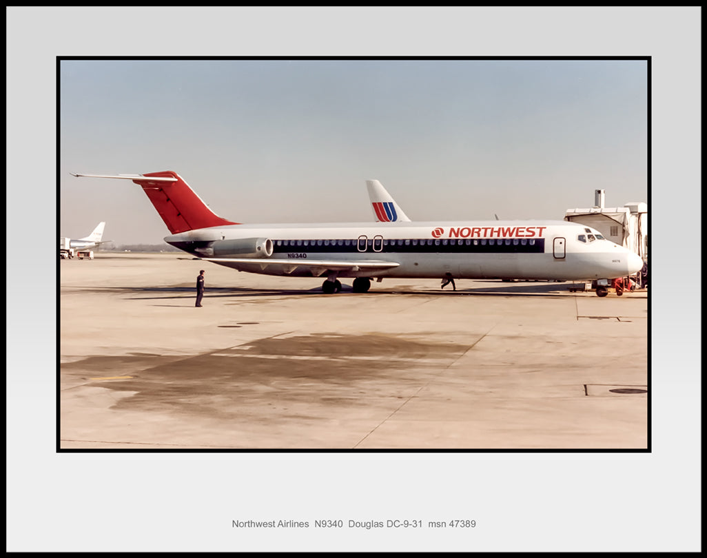 Northwest Airlines Douglas DC-9-31 11" x 14" Color Photograph (C002RGJM11X14)