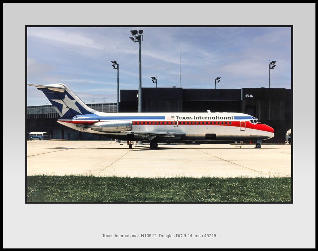 Texas International DC-9-14 N1052T Color Photograph (C064RGDS11X14)