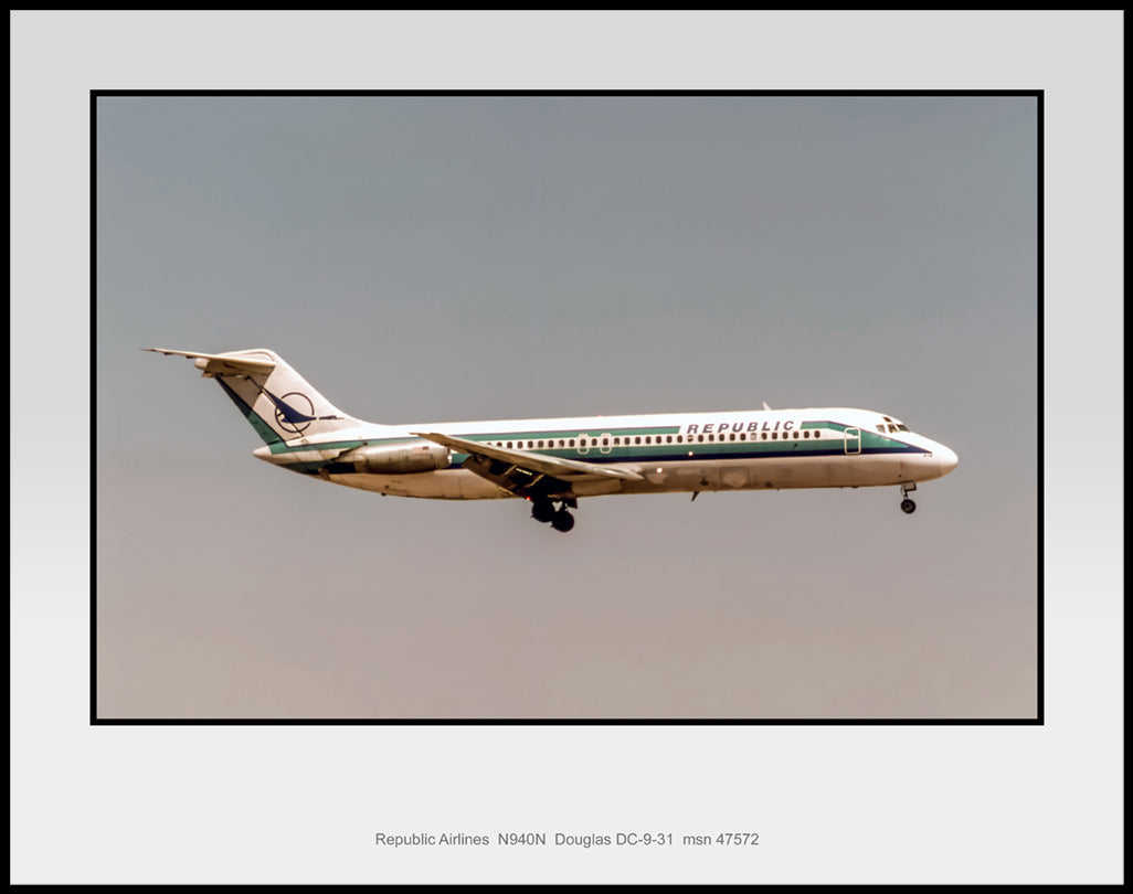 Republic Airlines Douglas DC-9-31 11" x 14" Color Photograph (C147RAAS11X14)