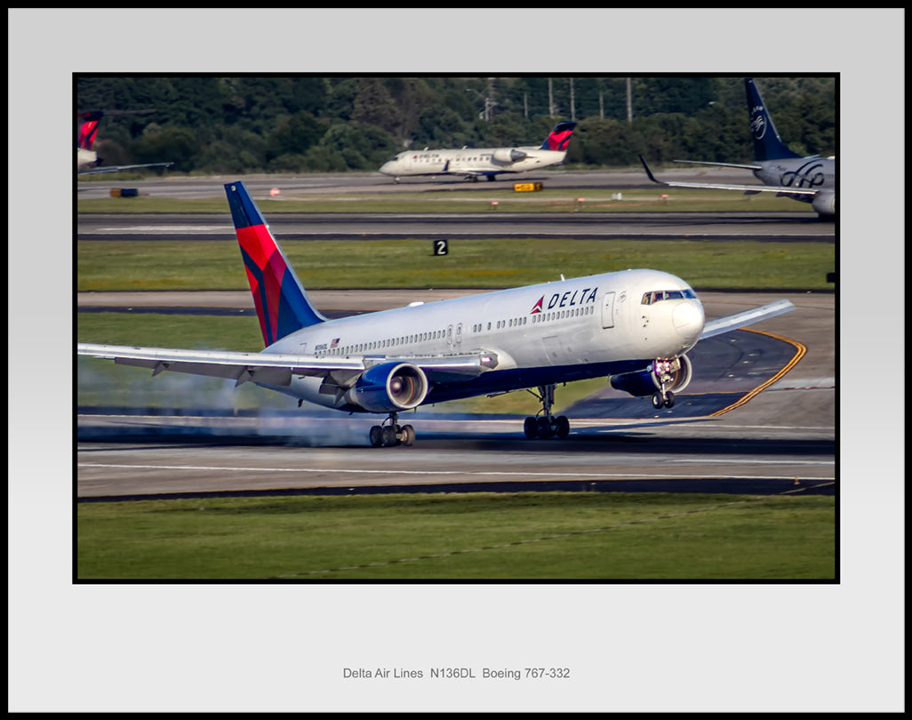 Delta Air Lines Boeing 767-332 Color Photograph (PB090RGJM11X14)
