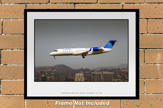 United Airlines Express CRJ-200ER Color Photograph (YY03LAJM11X14)