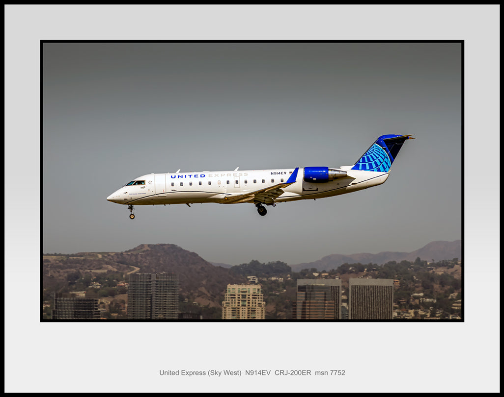 United Airlines Express CRJ-200ER Color Photograph (YY03LAJM11X14)