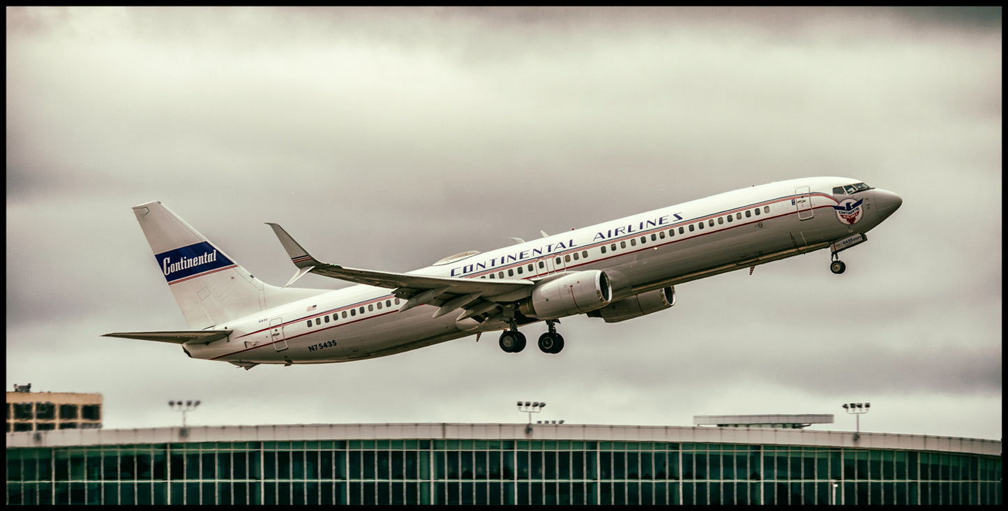 United Airlines, Continental Colors Boeing 737 Photograph (APPM10108)