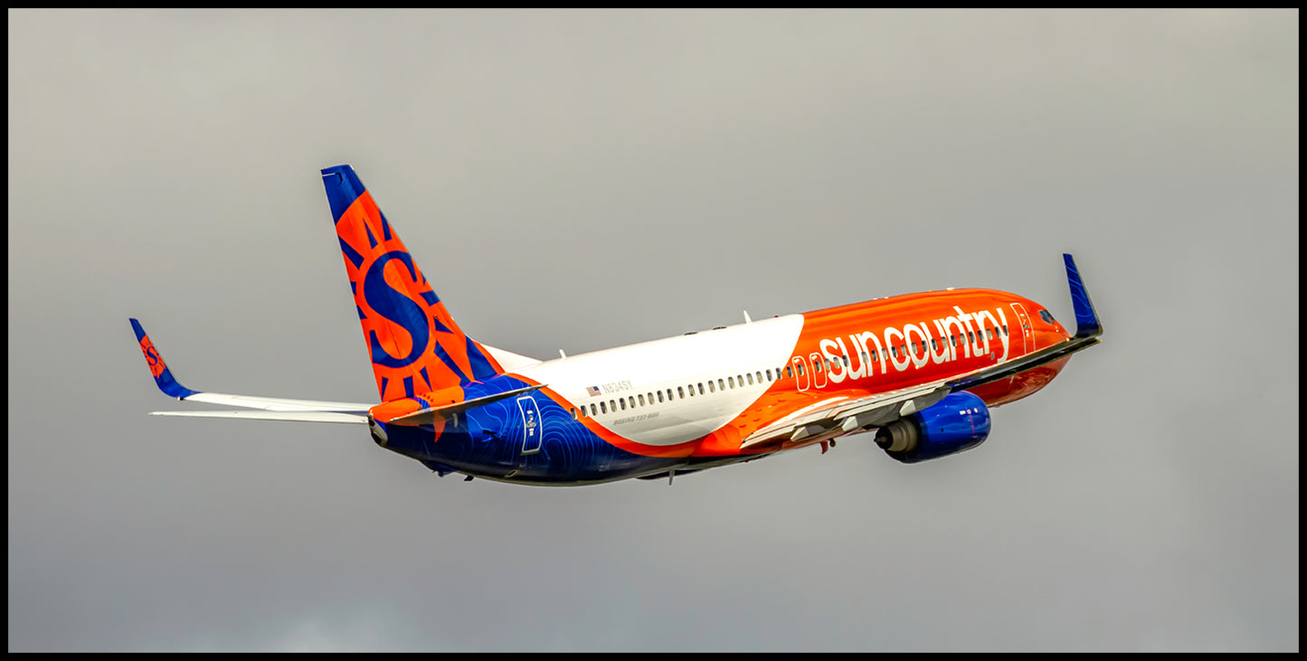 10"x20" color airline photograph of Sun Country Airlines Boeing 737-800